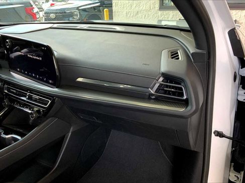 Used 2024 Chevrolet Traverse LT image 33