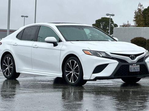Used 2018 Toyota Camry SE w/ Moonroof Package image 5