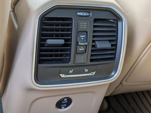 Used 2024 Porsche Macan AWD/4WD image 16