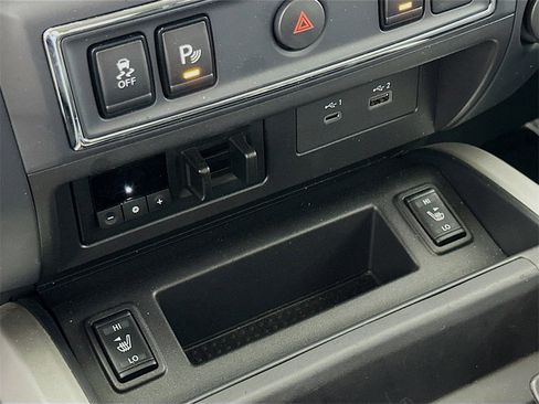 Used 2024 Nissan Titan SV w/ SV Convenience Package image 19