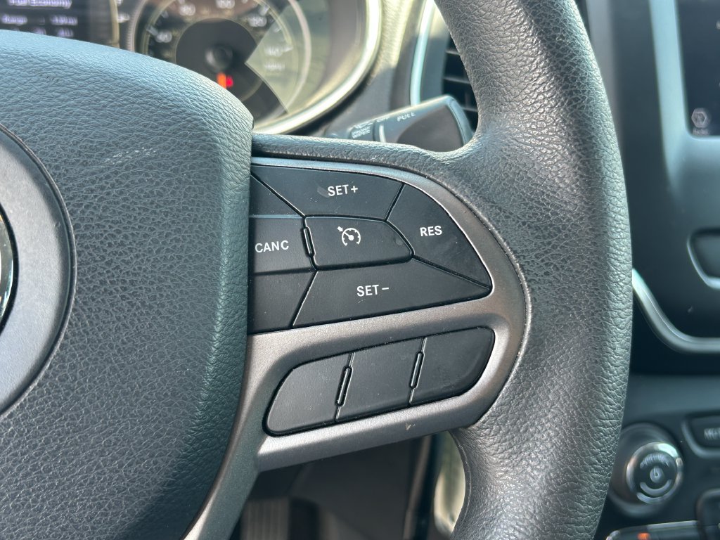 Used 2019 Jeep Cherokee Latitude w/ Popular Appearance Group AWD/4WD image 18