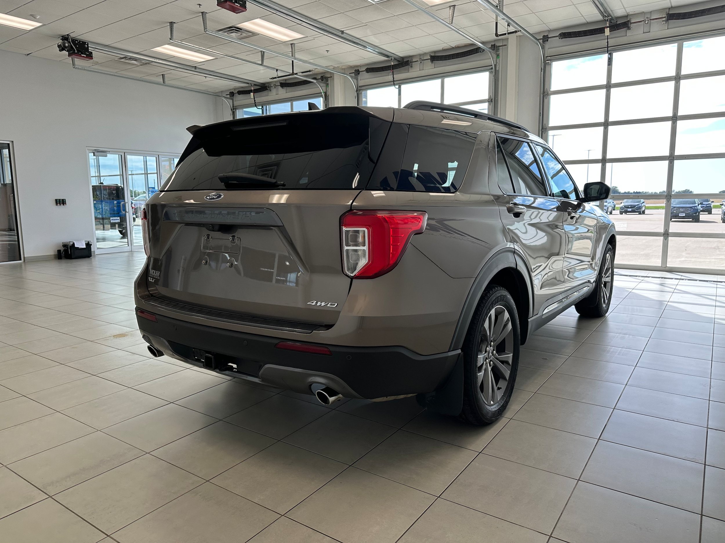 Used 2021 Ford Explorer XLT w/ Equipment Group 202A AWD/4WD image 5