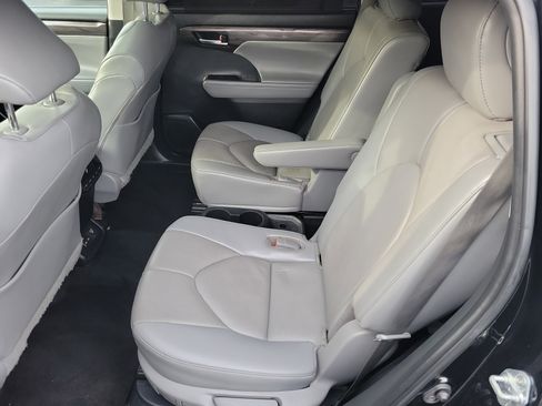 Used 2023 Toyota Highlander Limited image 16