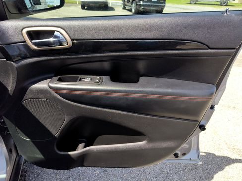 Used 2016 Jeep Grand Cherokee Laredo 75th Anniversary image 25