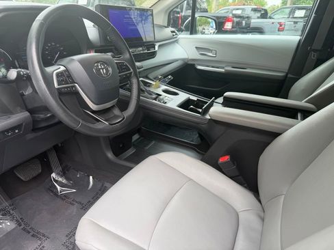Used 2025 Toyota Sienna XLE FWD image 18