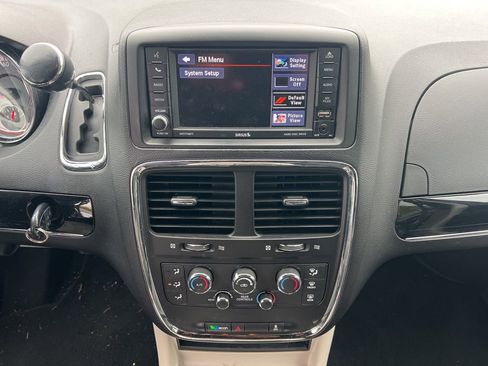 Used 2019 Dodge Grand Caravan SXT image 9