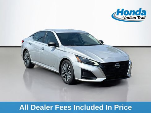 Used 2024 Nissan Altima 2.5 SV FWD image 1