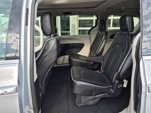 Used 2024 Chrysler Pacifica Limited FWD image 31