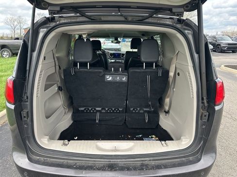 Used 2017 Chrysler Pacifica Touring-L image 8