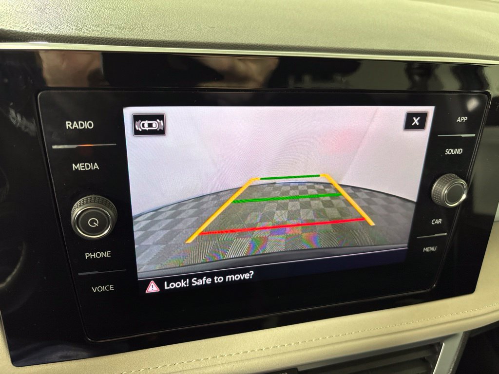 Used 2025 Volkswagen Taos SE FWD image 3