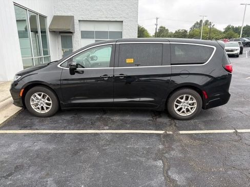 Used 2023 Chrysler Pacifica Touring-L FWD image 8
