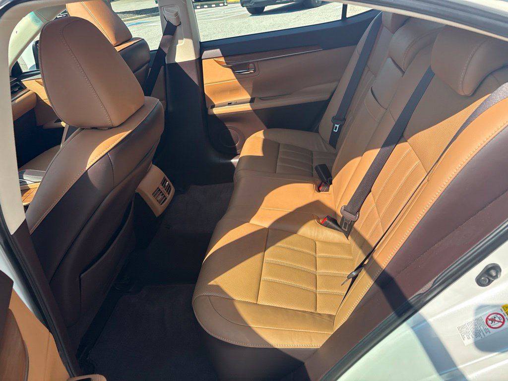 Used 2016 Lexus ES 350 w/ Luxury Package w/Wood Trim FWD image 19