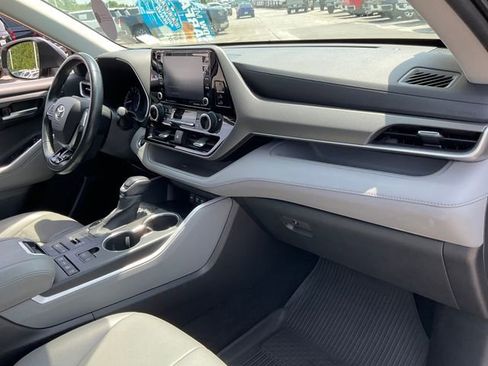 Used 2021 Toyota Highlander XLE AWD/4WD image 23