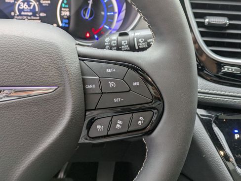 Used 2023 Chrysler Pacifica Limited w/ S Appearance Package image 19