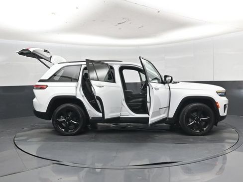 Used 2024 Jeep Grand Cherokee Altitude AWD/4WD image 60