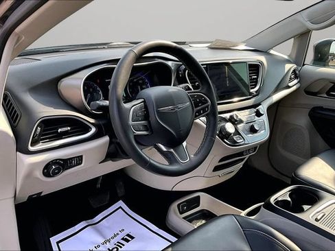 Used 2023 Chrysler Pacifica Touring-L FWD image 14