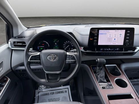 Used 2021 Toyota Sienna LE image 28