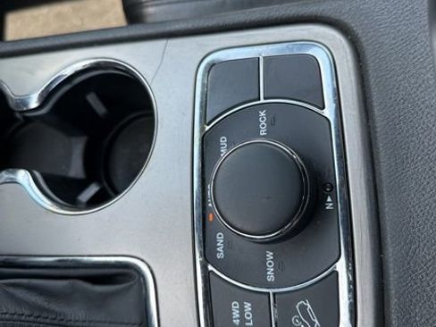 Used 2019 Jeep Grand Cherokee Limited AWD/4WD image 10
