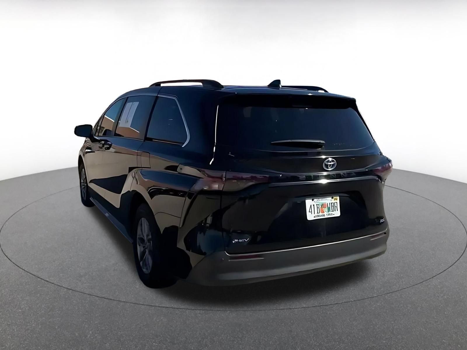 Used 2025 Toyota Sienna XLE FWD image 13