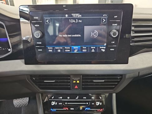 Used 2025 Volkswagen Jetta SE FWD image 13