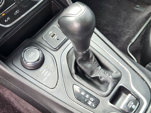 Used 2019 Jeep Cherokee Latitude Plus w/ Cold Weather Group AWD/4WD image 12
