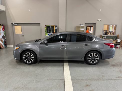Used 2017 Nissan Altima 2.5 SV FWD image 1