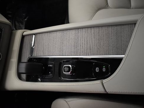 Used 2024 Volvo XC90 B6 Plus image 31