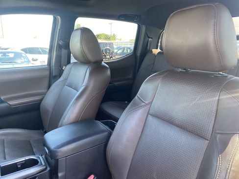Used 2016 Toyota Tacoma Limited w/ Towing Package RWD image 19