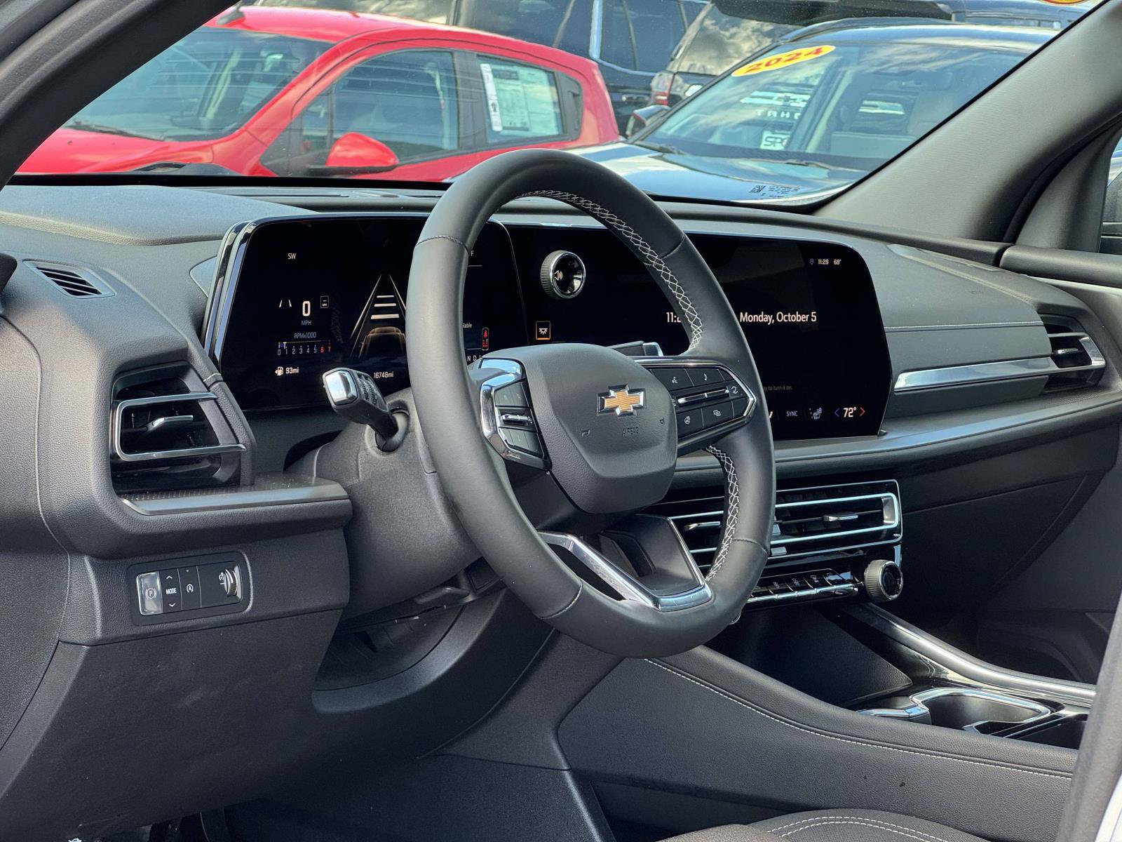 Used 2025 Chevrolet Traverse LT w/ Driver Confidence Package FWD image 12