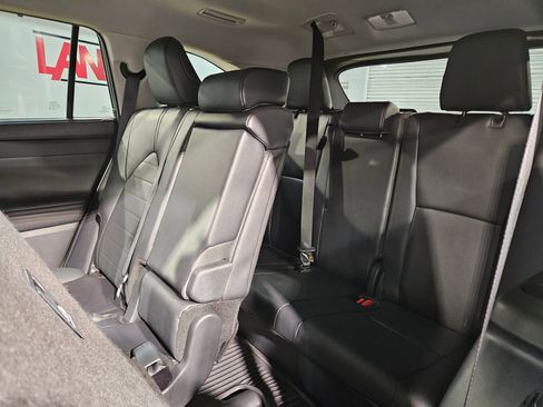 Certified 2025 Toyota Highlander XLE image 38