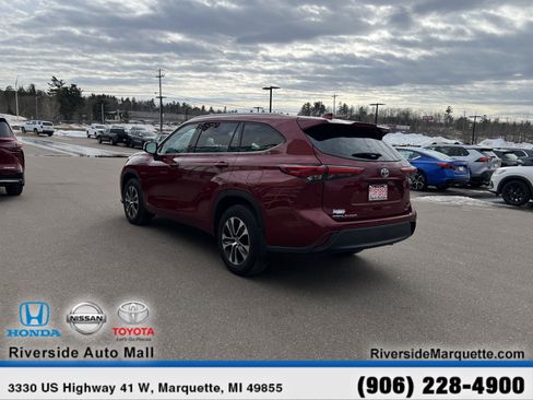 Used 2022 Toyota Highlander XLE image 6