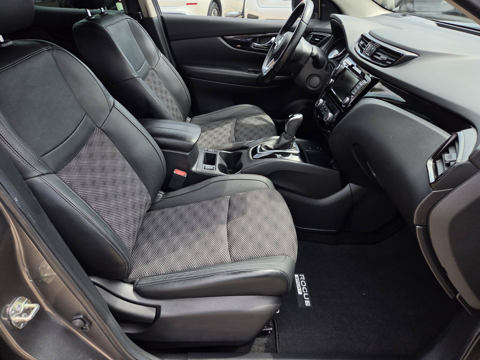 Used 2022 Nissan Rogue Sport SV w/ Technology Package FWD image 9