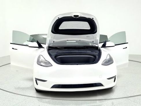 Used 2024 Tesla Model Y 2WD image 12
