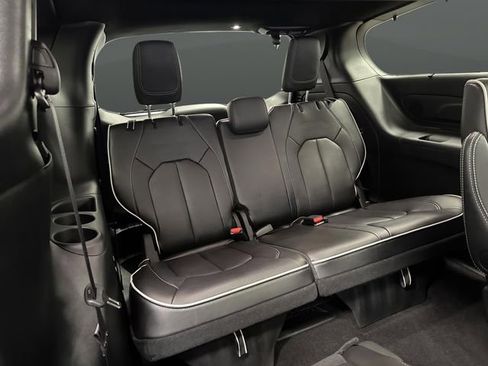 Used 2025 Chrysler Pacifica Limited image 33