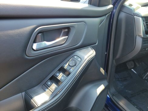 Used 2025 Nissan Rogue SV AWD/4WD image 18