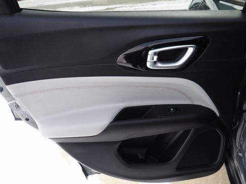 Used 2022 Jeep Compass Limited image 39