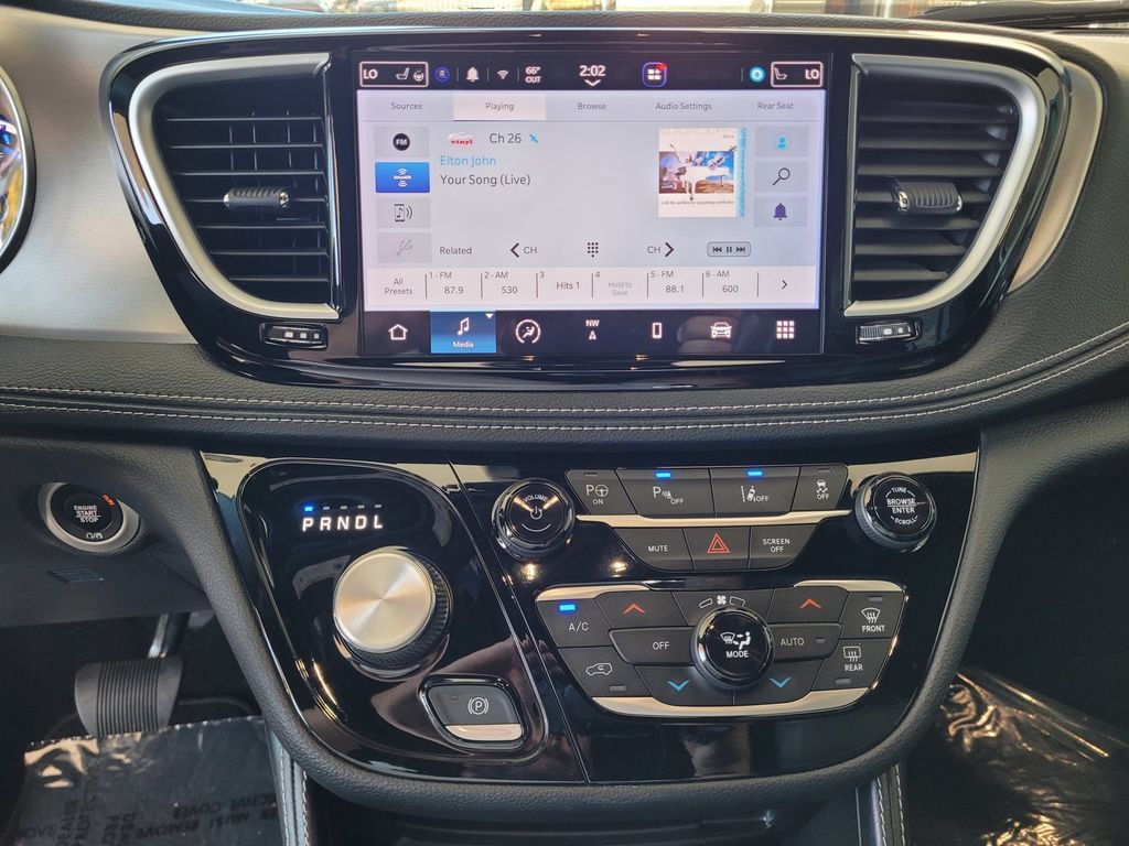 Used 2023 Chrysler Pacifica Limited w/ Uconnect Theater Family Group FWD image 13