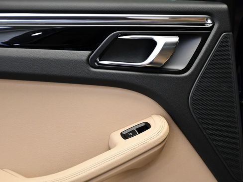 Certified 2026 Porsche Macan Turbo AWD/4WD image 40