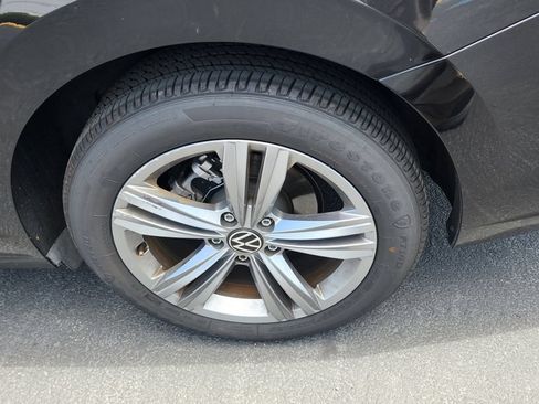 Used 2024 Volkswagen Jetta SE FWD image 3