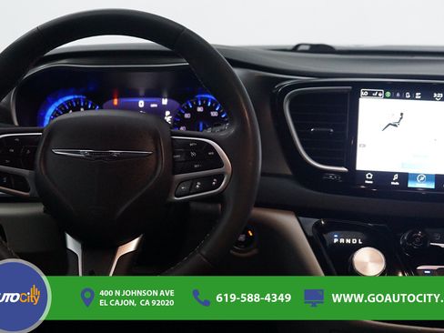 Used 2023 Chrysler Pacifica Touring-L FWD image 5