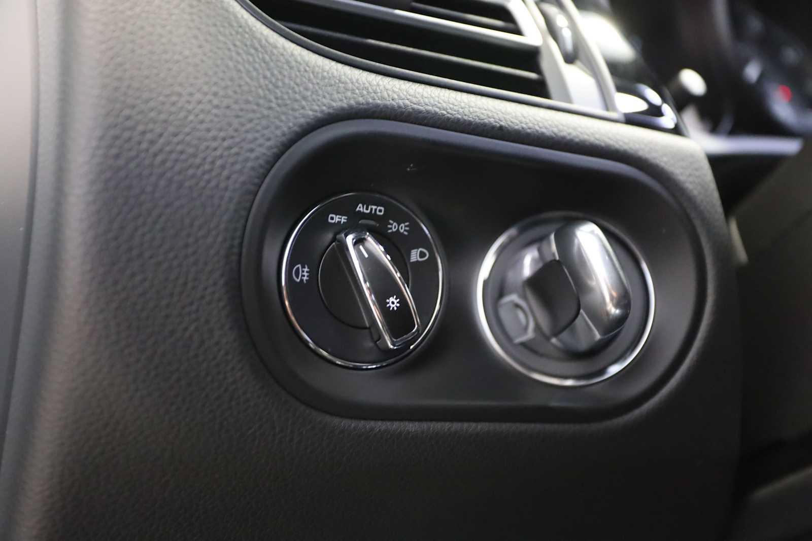 Used 2025 Porsche Macan AWD/4WD image 28