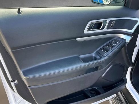 Used 2014 Ford Explorer XLT w/ Equipment Group 201A AWD/4WD image 14