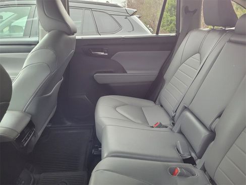 Used 2023 Toyota Highlander XLE image 6