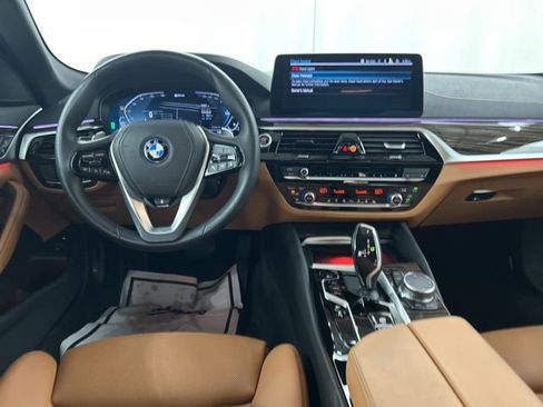 Used 2023 BMW 530e xDrive w/ Convenience Package image 30