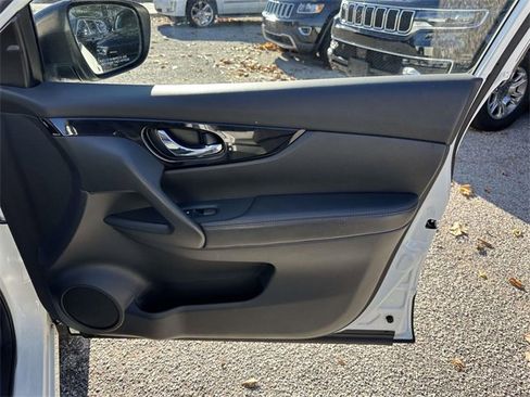 Used 2017 Nissan Rogue Sport SV w/ SV Premium Package image 24