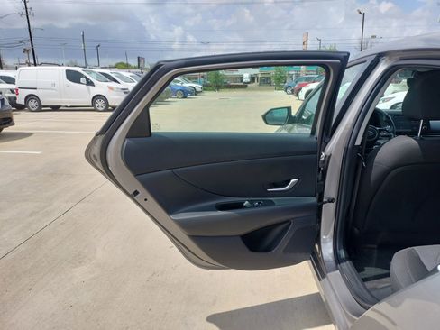 Used 2023 Hyundai Elantra SE image 27