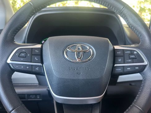 Used 2023 Toyota Sienna XLE FWD image 25