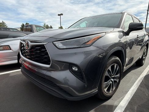Used 2023 Toyota Highlander XLE AWD/4WD image 4
