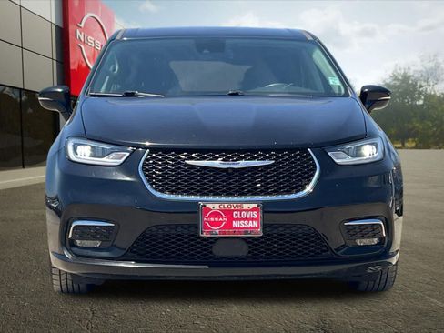 Used 2024 Chrysler Pacifica Touring-L FWD image 11