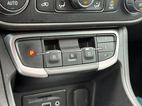 Used 2024 GMC Terrain SLT image 21